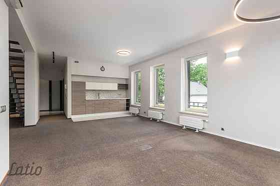 Īrei tiek piedāvāts divlīmeņu dzīvoklis ar terasi jaunajā projektā. Sakopta, slēdzama un apzaļumota  Rīga