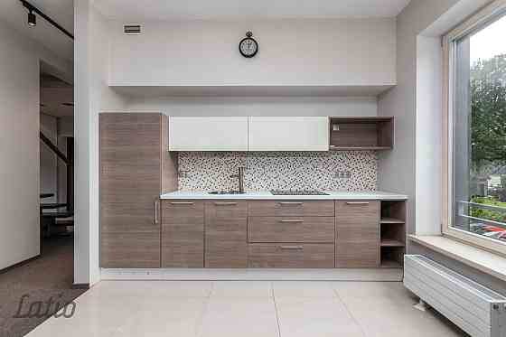 Īrei tiek piedāvāts divlīmeņu dzīvoklis ar terasi jaunajā projektā. Sakopta, slēdzama un apzaļumota  Rīga