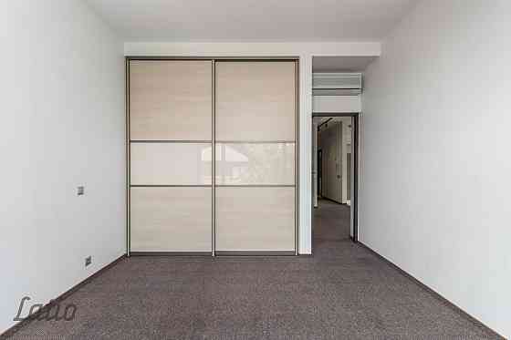 Īrei tiek piedāvāts divlīmeņu dzīvoklis ar terasi jaunajā projektā. Sakopta, slēdzama un apzaļumota  Rīga