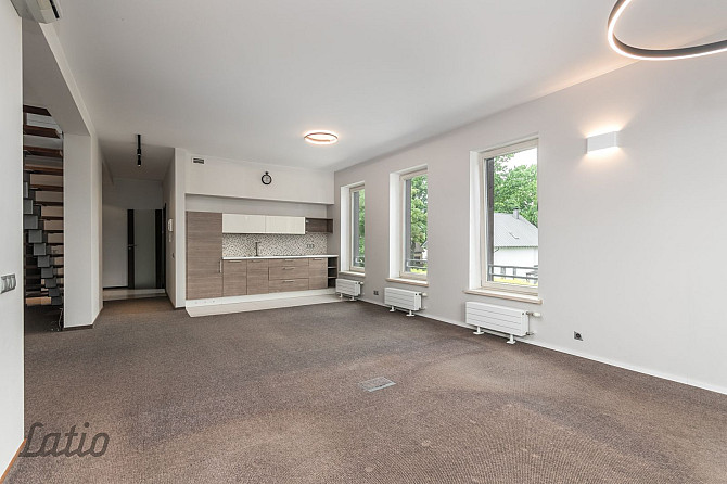 Īrei tiek piedāvāts divlīmeņu dzīvoklis ar terasi jaunajā projektā. Sakopta, slēdzama un Rīga - foto 2