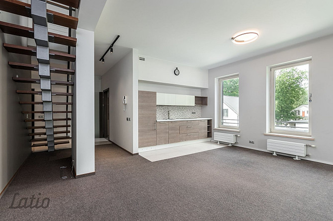 Īrei tiek piedāvāts divlīmeņu dzīvoklis ar terasi jaunajā projektā. Sakopta, slēdzama un Rīga - foto 1