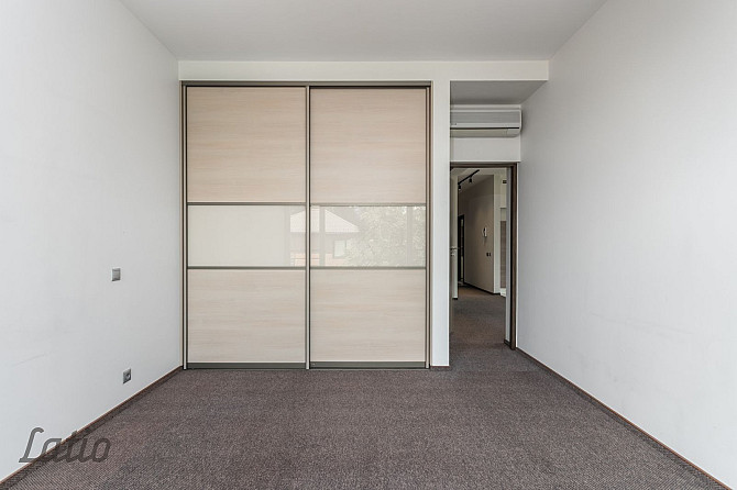 Īrei tiek piedāvāts divlīmeņu dzīvoklis ar terasi jaunajā projektā. Sakopta, slēdzama un Rīga - foto 5