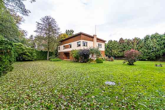 Pārdod dvīņu māju,  mājas daļu ar 5 īres dzīvokļiem + privātmāju ģimenei.
Lieliska investīciju un dz Рига