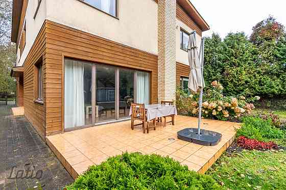 Pārdod dvīņu māju,  mājas daļu ar 5 īres dzīvokļiem + privātmāju ģimenei.
Lieliska investīciju un dz Рига