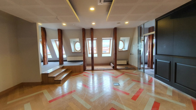 Birojs Vecrīgā, renovētā ēkā, 3. stāvā (ieeja no ēkas fasādes).  + Platība sastāv no Rīga - foto 1