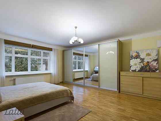 Tiek izīrēts dzīvoklis divstāvu mājas otrajā stāvā ar kopējo platību 114 m, ar atsevišķu ieeju no kā Рига