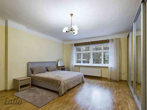 Tiek izīrēts dzīvoklis divstāvu mājas otrajā stāvā ar kopējo platību 114 m, ar atsevišķu ieeju no kā Рига