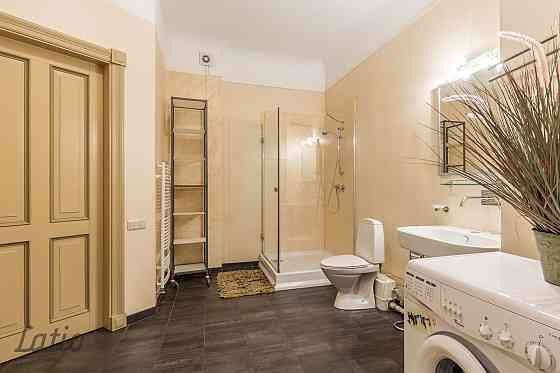 Īrei tiek piedāvāts dzīvoklis renovētā mājā pašā Vecpilsētas sirdī. Slēdzama trepju telpa. Dzīvoklis Рига