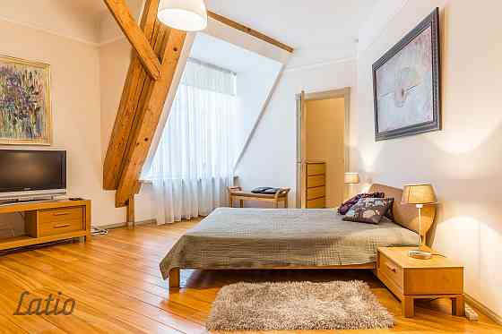 Īrei tiek piedāvāts dzīvoklis renovētā mājā pašā Vecpilsētas sirdī. Slēdzama trepju telpa. Dzīvoklis Рига