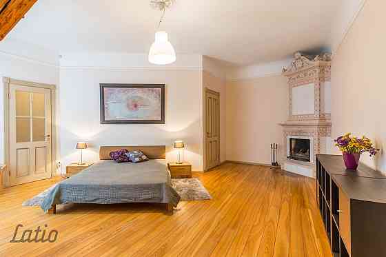 Īrei tiek piedāvāts dzīvoklis renovētā mājā pašā Vecpilsētas sirdī. Slēdzama trepju telpa. Dzīvoklis Рига