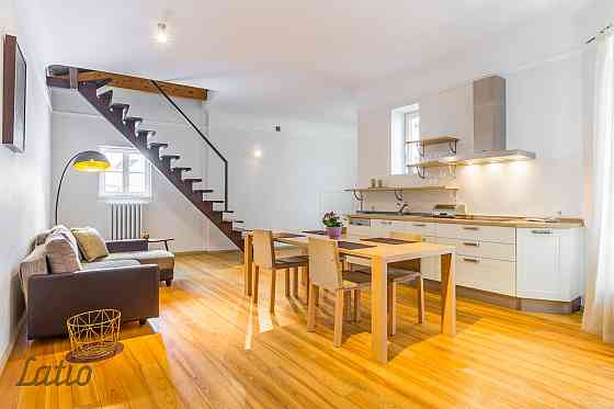 Īrei tiek piedāvāts dzīvoklis renovētā mājā pašā Vecpilsētas sirdī. Slēdzama trepju telpa. Dzīvoklis Рига