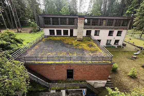 Pārdod īpašumu meža ielokā,  pašā Daugavas krastā ar savu upes līci laivas piestātnei. Krastā izbūvē Огре и Огрский край