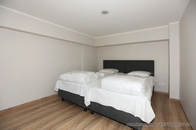 Tiek izīrēts mēbelēts studio tipa dzīvoklis divos līmeņos.   Visā ēkā un dzīvoklī Rīga - foto 2