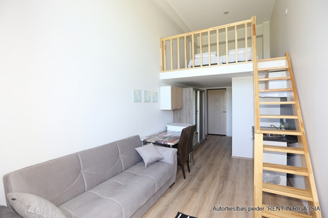 Tiek izīrēts mēbelēts studio tipa dzīvoklis divos līmeņos.   Visā ēkā un dzīvoklī Rīga - foto 3
