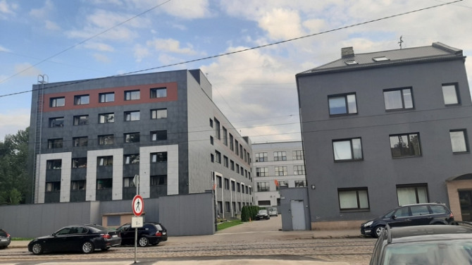 Tiek izīrēts mēbelēts studio tipa dzīvoklis divos līmeņos.   Visā ēkā un dzīvoklī Rīga - foto 8