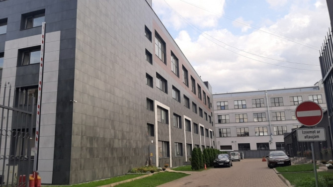 Tiek izīrēts mēbelēts studio tipa dzīvoklis divos līmeņos.   Visā ēkā un dzīvoklī Rīga - foto 7