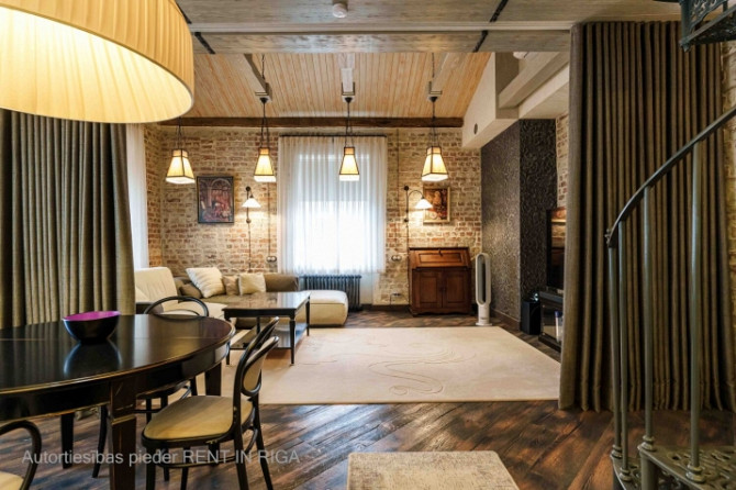 Ekskluzīvs divstāvu dzīvoklis Klusajā centrā  elegance, arhitektūra un komforts. Rīga - foto 2