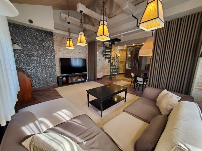 Ekskluzīvs divstāvu dzīvoklis Klusajā centrā  elegance, arhitektūra un komforts. Rīga - foto 1