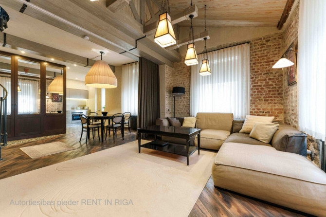 Ekskluzīvs divstāvu dzīvoklis Klusajā centrā  elegance, arhitektūra un komforts. Rīga - foto 3