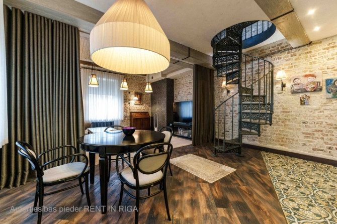 Ekskluzīvs divstāvu dzīvoklis Klusajā centrā  elegance, arhitektūra un komforts. Rīga - foto 5