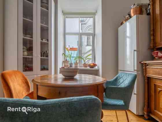 Piedāvājumā ekskluzīvs un mājīgs dzīvoklis 60 m platībā, kas apvieno vēsturisko šarmu ar mūsdienīgu  Rīga