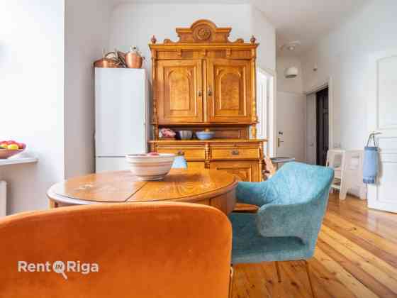 Piedāvājumā ekskluzīvs un mājīgs dzīvoklis 60 m platībā, kas apvieno vēsturisko šarmu ar mūsdienīgu  Rīga
