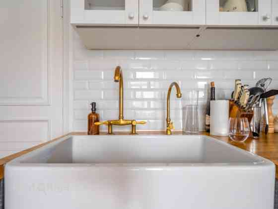 Piedāvājumā ekskluzīvs un mājīgs dzīvoklis 60 m platībā, kas apvieno vēsturisko šarmu ar mūsdienīgu  Rīga