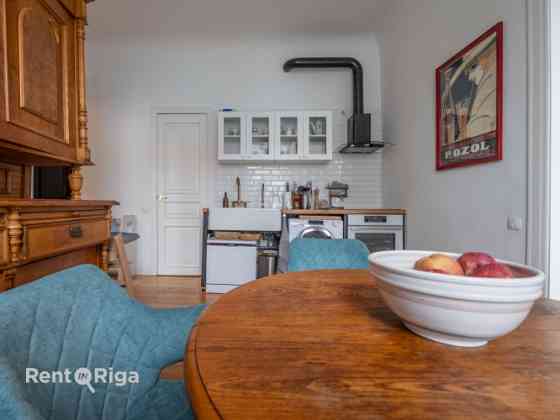 Piedāvājumā ekskluzīvs un mājīgs dzīvoklis 60 m platībā, kas apvieno vēsturisko šarmu ar mūsdienīgu  Rīga