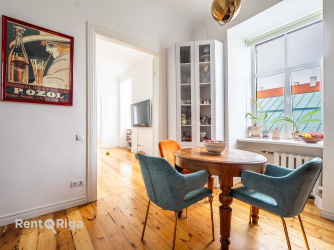 Piedāvājumā ekskluzīvs un mājīgs dzīvoklis 60 m platībā, kas apvieno vēsturisko šarmu ar Rīga - foto 1