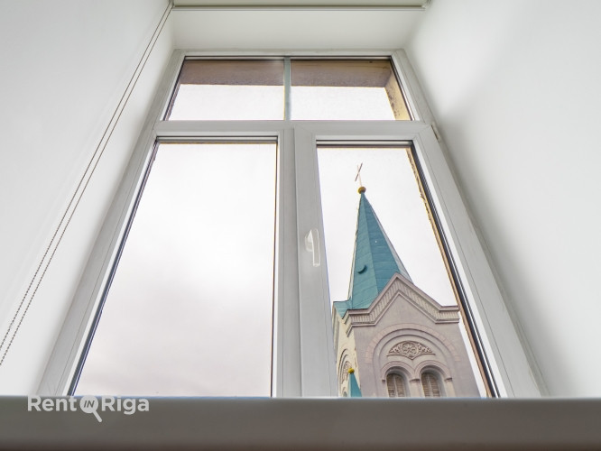 Piedāvājumā ekskluzīvs un mājīgs dzīvoklis 60 m platībā, kas apvieno vēsturisko šarmu ar Rīga - foto 3