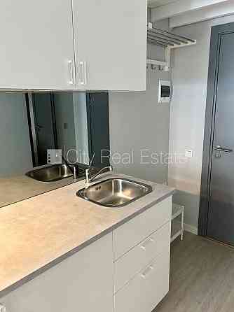 Фасадный дом, место для машины, лестничная клетка после косметического ремонта, Rīga