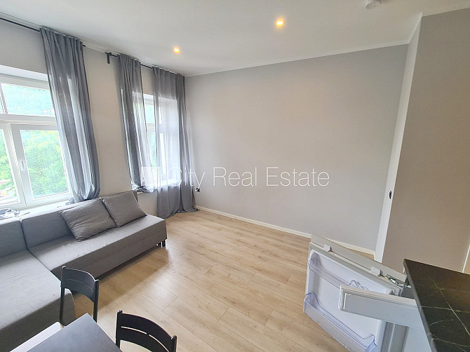 Фасадный дом, благоустроенная озеленённая территория, место для машины, Рига - изображение 6