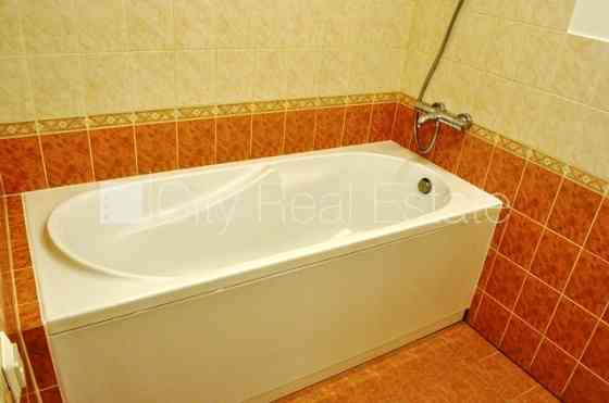 Дом во дворе, реновированный дом, закрытый двор, во дворе детская игровая Рига