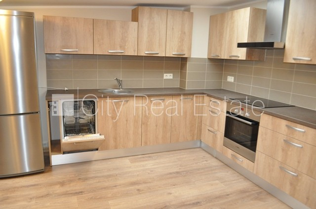 Дом во дворе, реновированный дом, закрытый двор, во дворе детская игровая Рига - изображение 3