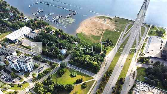 Реновированный дом, лестничная клетка после капитального ремонта, окна выходят Рига