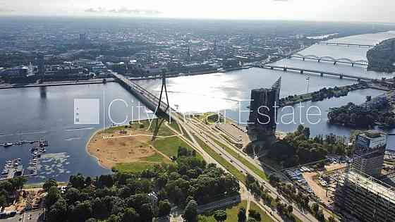 Реновированный дом, лестничная клетка после капитального ремонта, окна выходят Рига