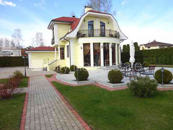 Реновированный дом, лестничная клетка после капитального ремонта, окна выходят Рига