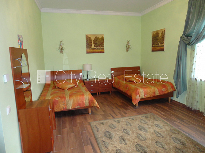 Реновированный дом, лестничная клетка после капитального ремонта, окна выходят Рига - изображение 14