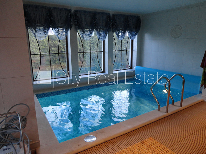 Реновированный дом, лестничная клетка после капитального ремонта, окна выходят Рига - изображение 18