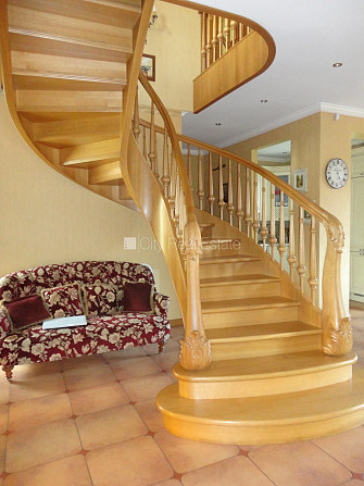 Реновированный дом, лестничная клетка после капитального ремонта, окна выходят Рига - изображение 13