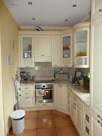 Реновированный дом, лестничная клетка после капитального ремонта, окна выходят Рига - изображение 12