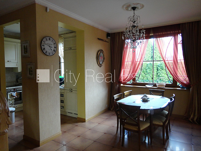 Реновированный дом, лестничная клетка после капитального ремонта, окна выходят Рига - изображение 11