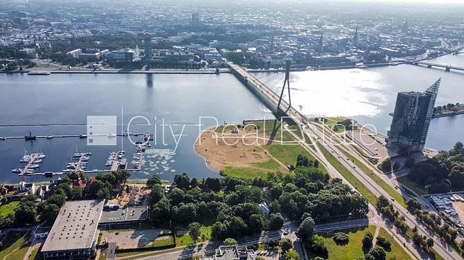 Реновированный дом, лестничная клетка после капитального ремонта, окна выходят Рига - изображение 4