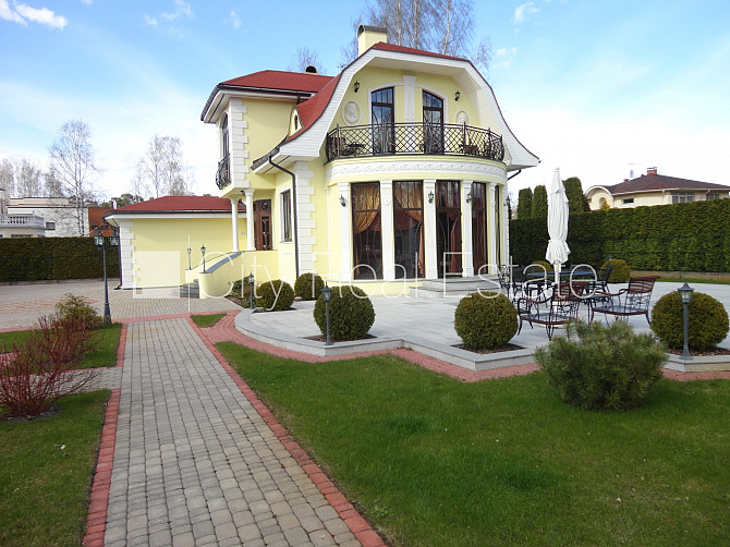 Реновированный дом, лестничная клетка после капитального ремонта, окна выходят Рига - изображение 6