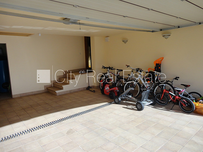 Частный дом, благоустроенный озеленённый двор, территория обнесена железным Рига - изображение 18