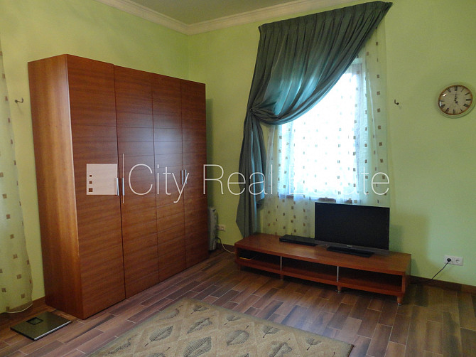 Частный дом, благоустроенный озеленённый двор, территория обнесена железным Рига - изображение 10