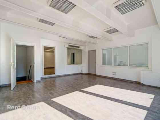 СДАЁТСЯ ОФИС В "KRASTA BIROJI", УЛ. МАЗА КРАСТА 83, РИГА  Офисное помещение площадью 105,8 м в Рига