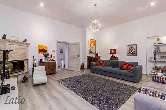 Ilgtermiņa īrei tiek piedāvāts dzīvoklis Rīgas Klusajā centrā. Līdzās parki, veikali, kafejnīcas, sa Рига