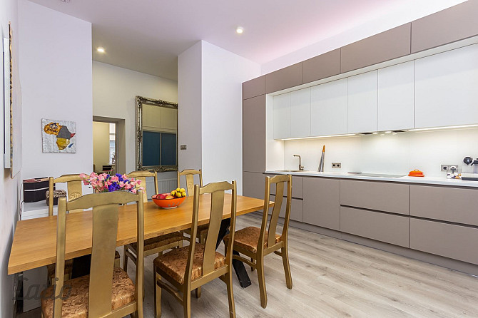 Ilgtermiņa īrei tiek piedāvāts dzīvoklis Rīgas Klusajā centrā. Līdzās parki, veikali, kafejnīcas, sa Рига - изображение 1