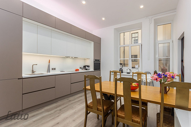 Ilgtermiņa īrei tiek piedāvāts dzīvoklis Rīgas Klusajā centrā. Līdzās parki, veikali, kafejnīcas, sa Рига - изображение 2